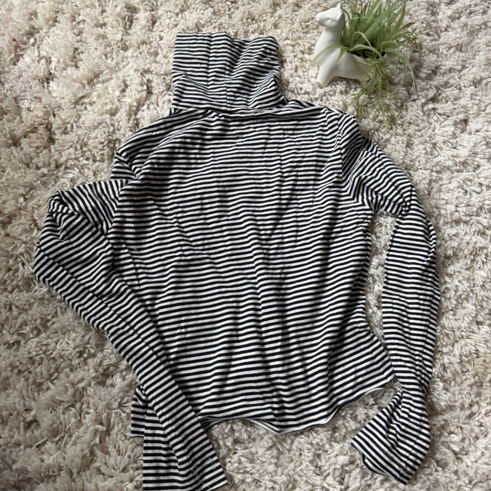 Chic striped long Cambridge Dry Goods Black and White Striped turtleneck Long Sl - Picture 2 of 7